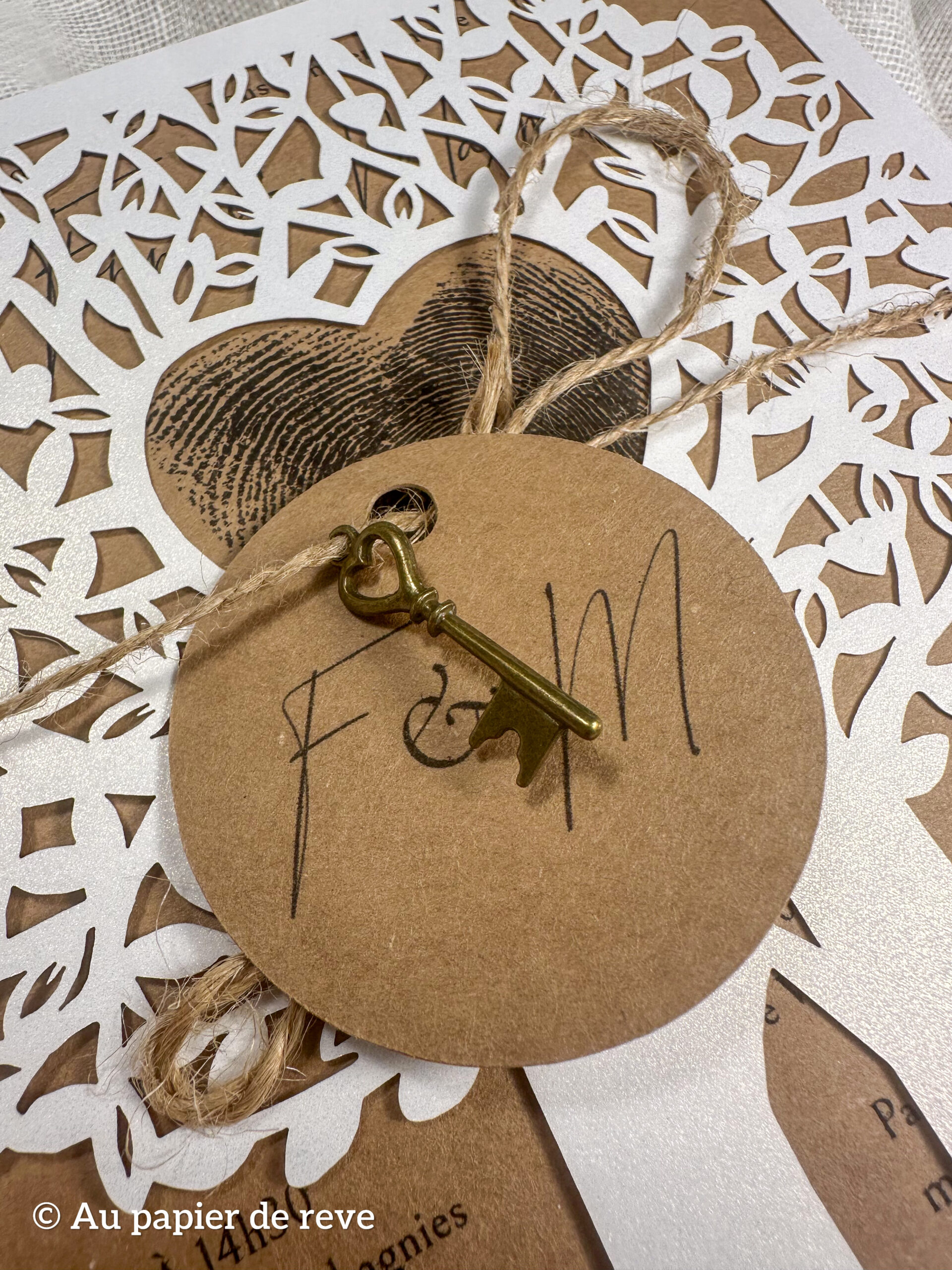 Faire-part de mariage kraft découpé au laser avec finition travaillée
