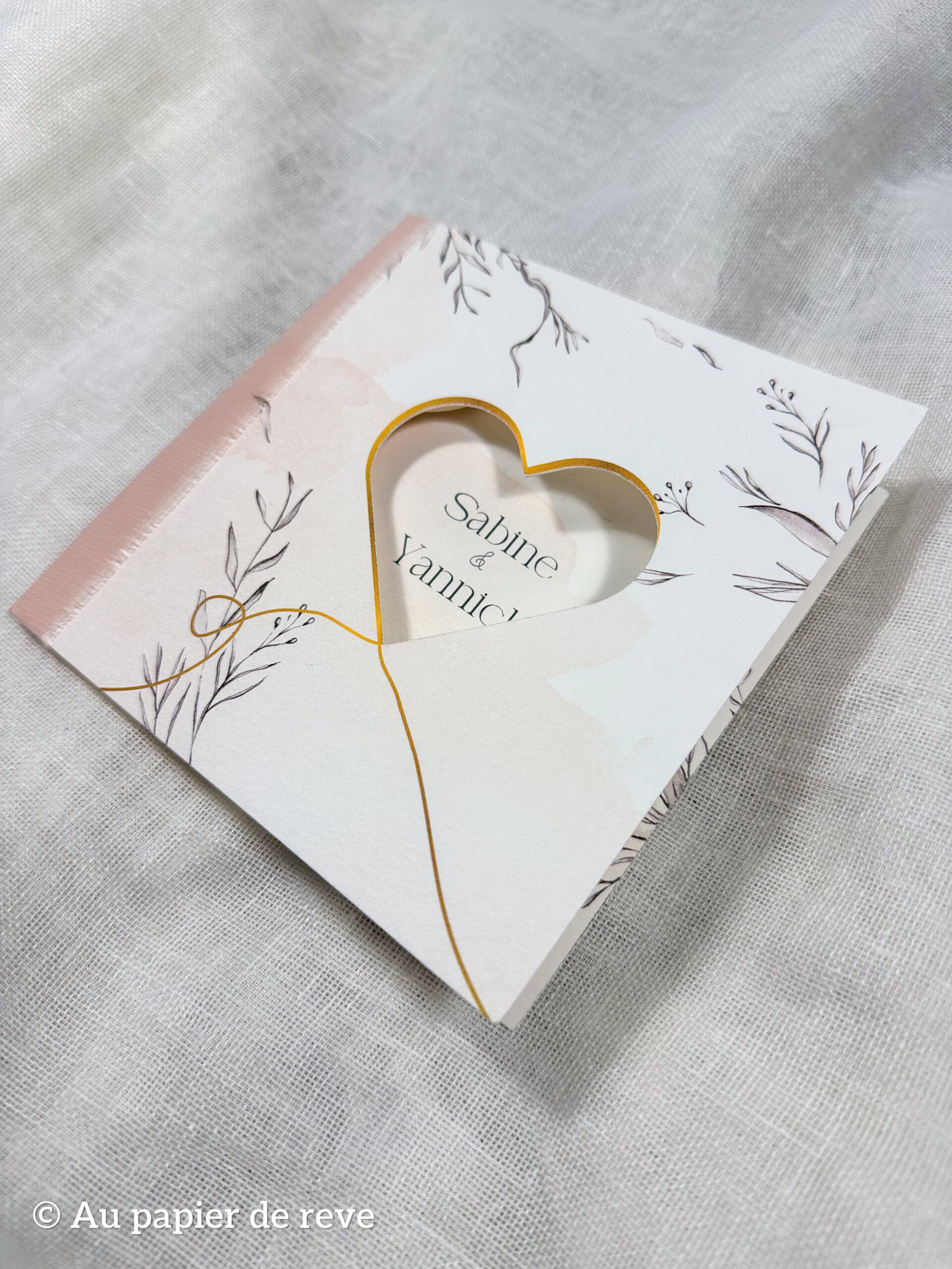 Faire-part de mariage avec découpe en cœur dorée comme détail signature