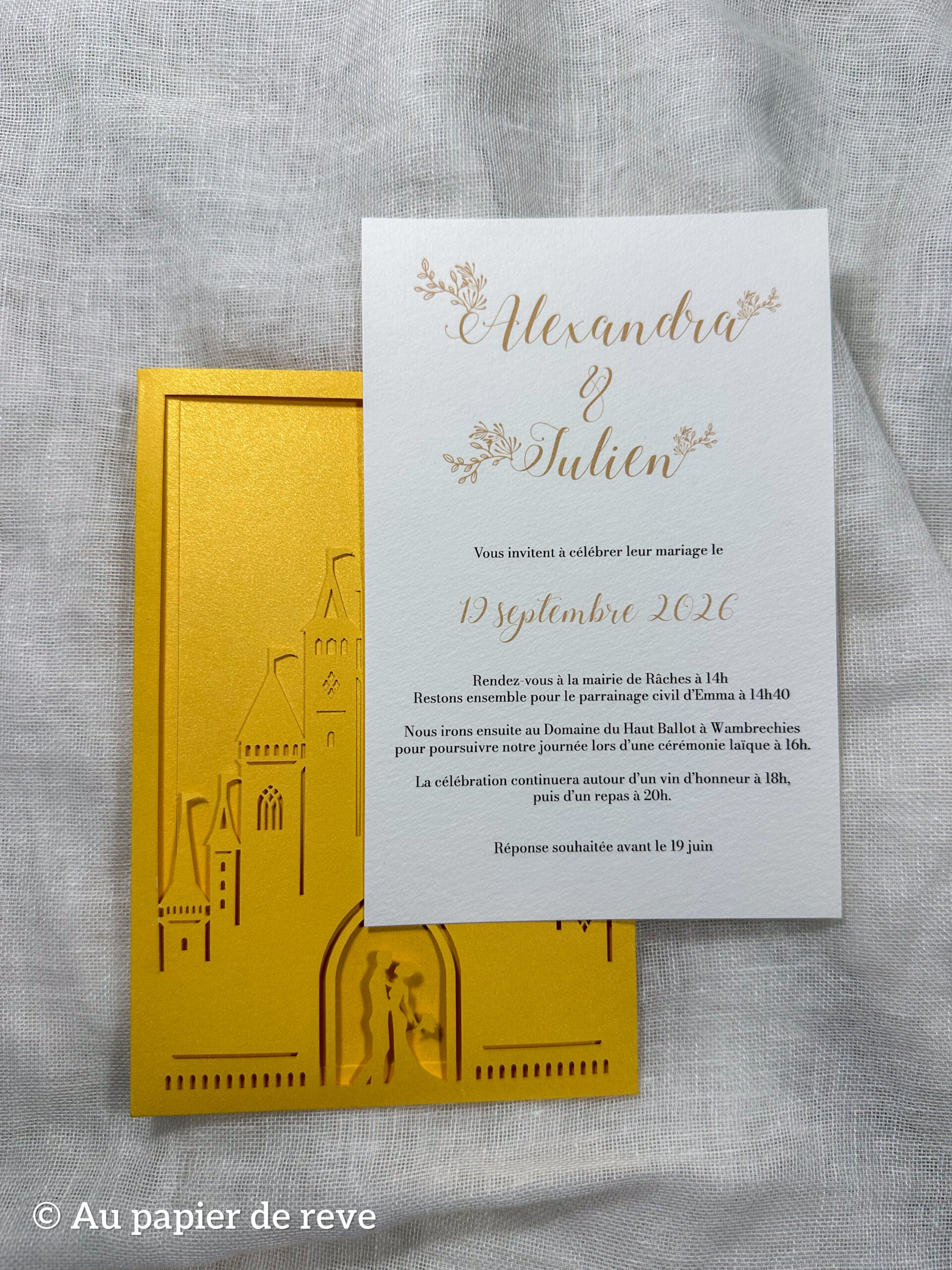 Faire-part de mariage avec pochette jaune découpée et cartons d’invitation