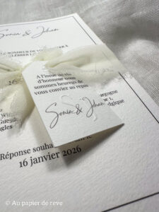 Faire-part de mariage avec ruban ivoire illustrant une tendance romantique et raffinée