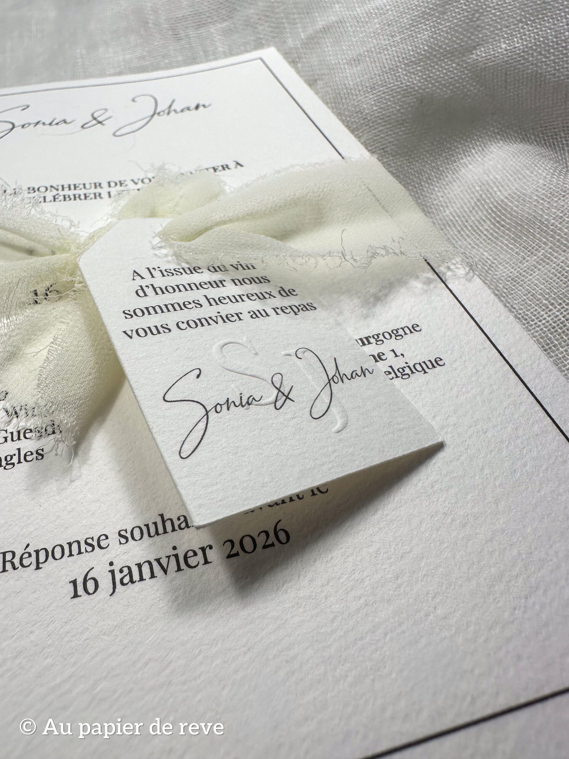 Faire-part de mariage coordonné avec ruban ivoire et finition délicate