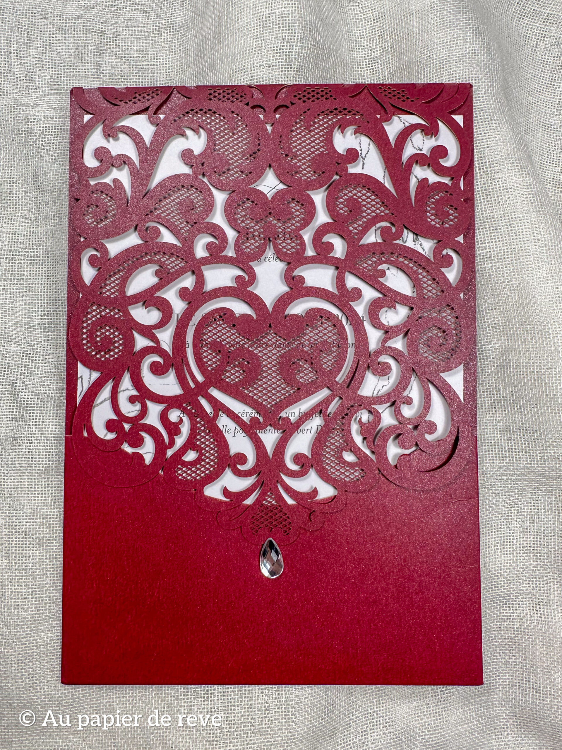 Pochette bordeaux de faire-part de mariage Au Papier de Rêve avec découpe laser