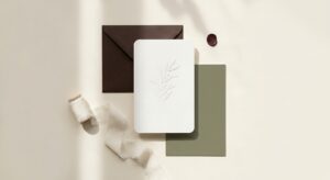 Papeterie de mariage tendance 2027 dans une palette chocolat, ivoire et vert olive